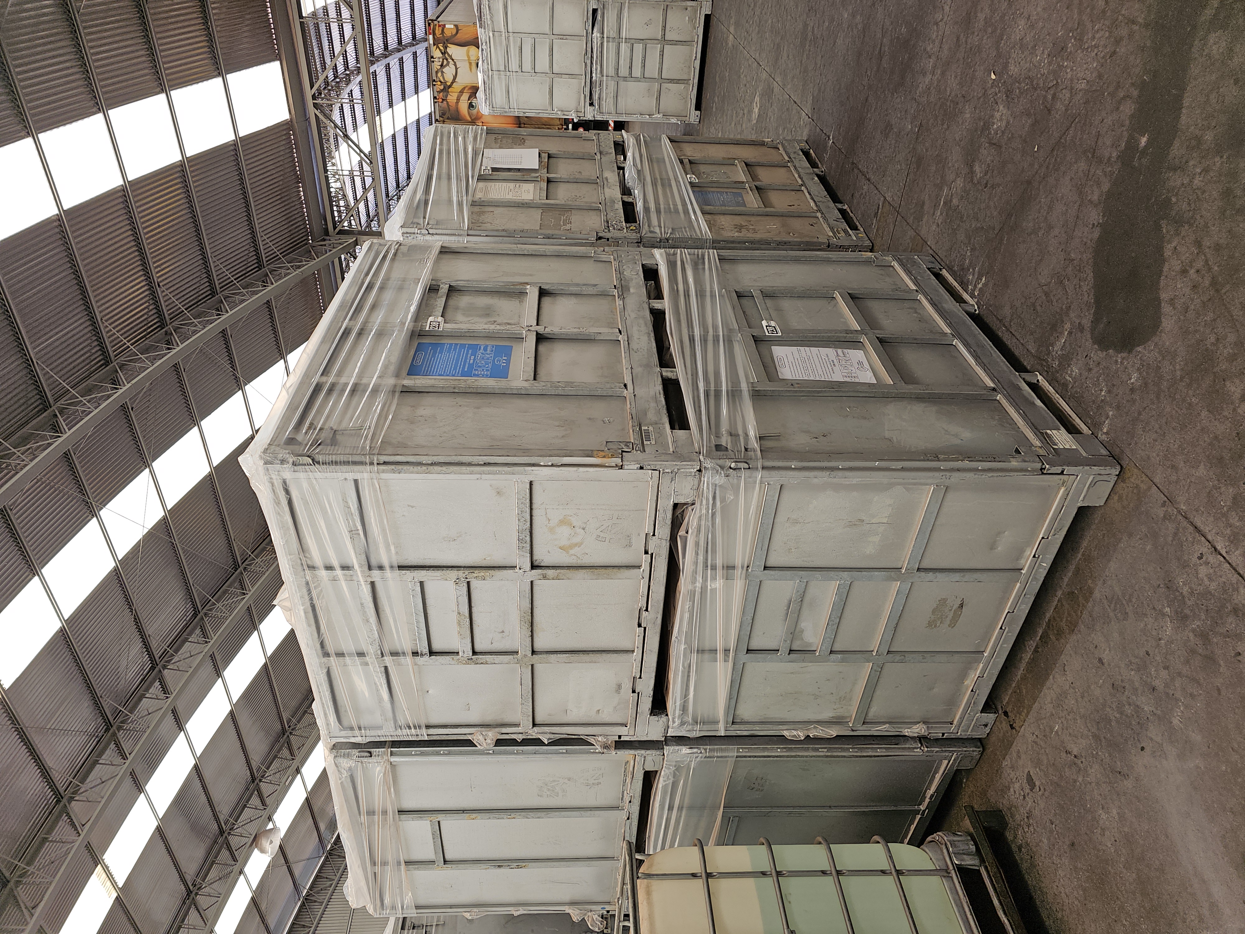 Caixas metálicas com GEB 10 para transporte.