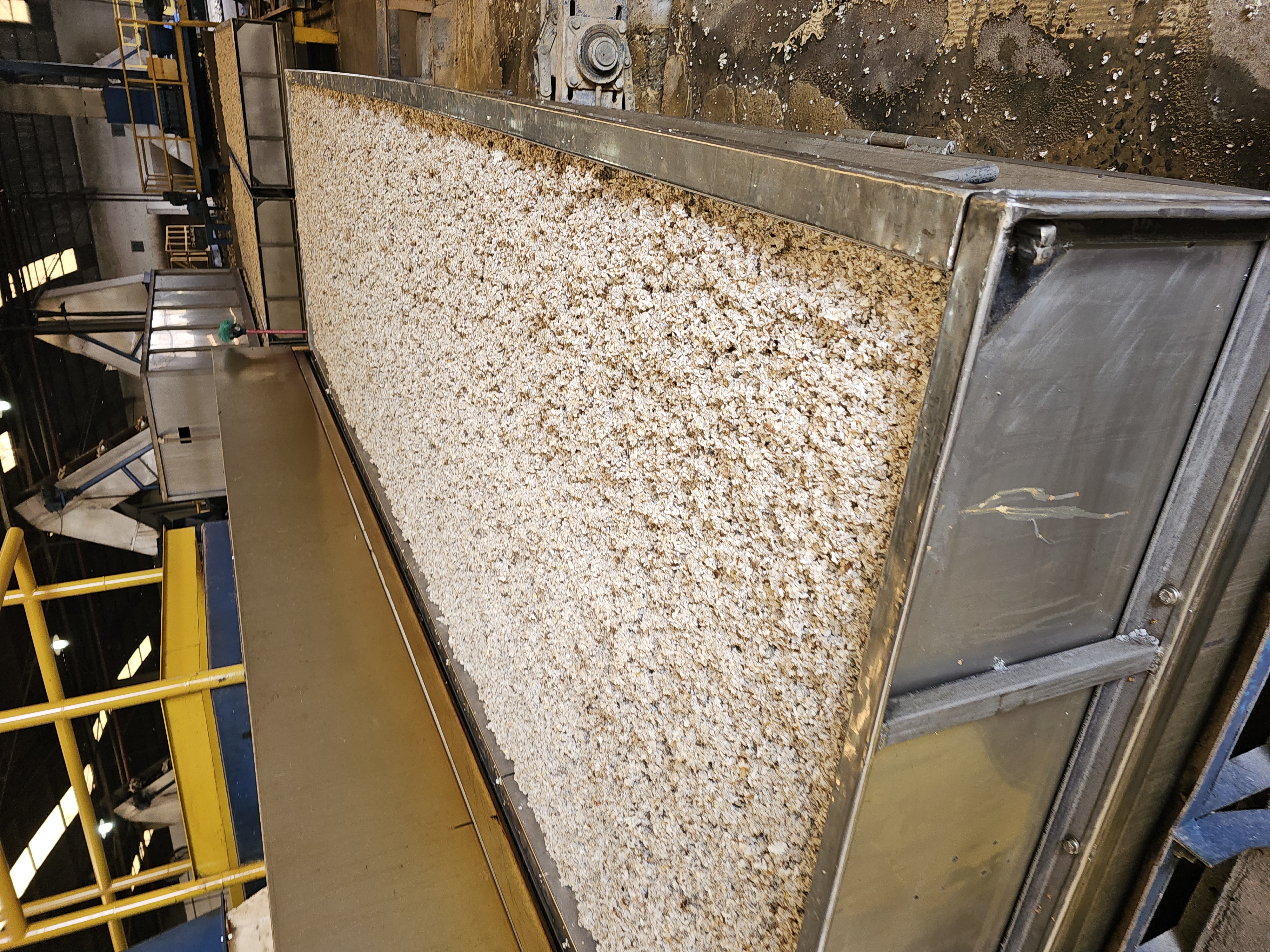 Carrinho com borracha lavada e triturada pronto para secagem no forno.