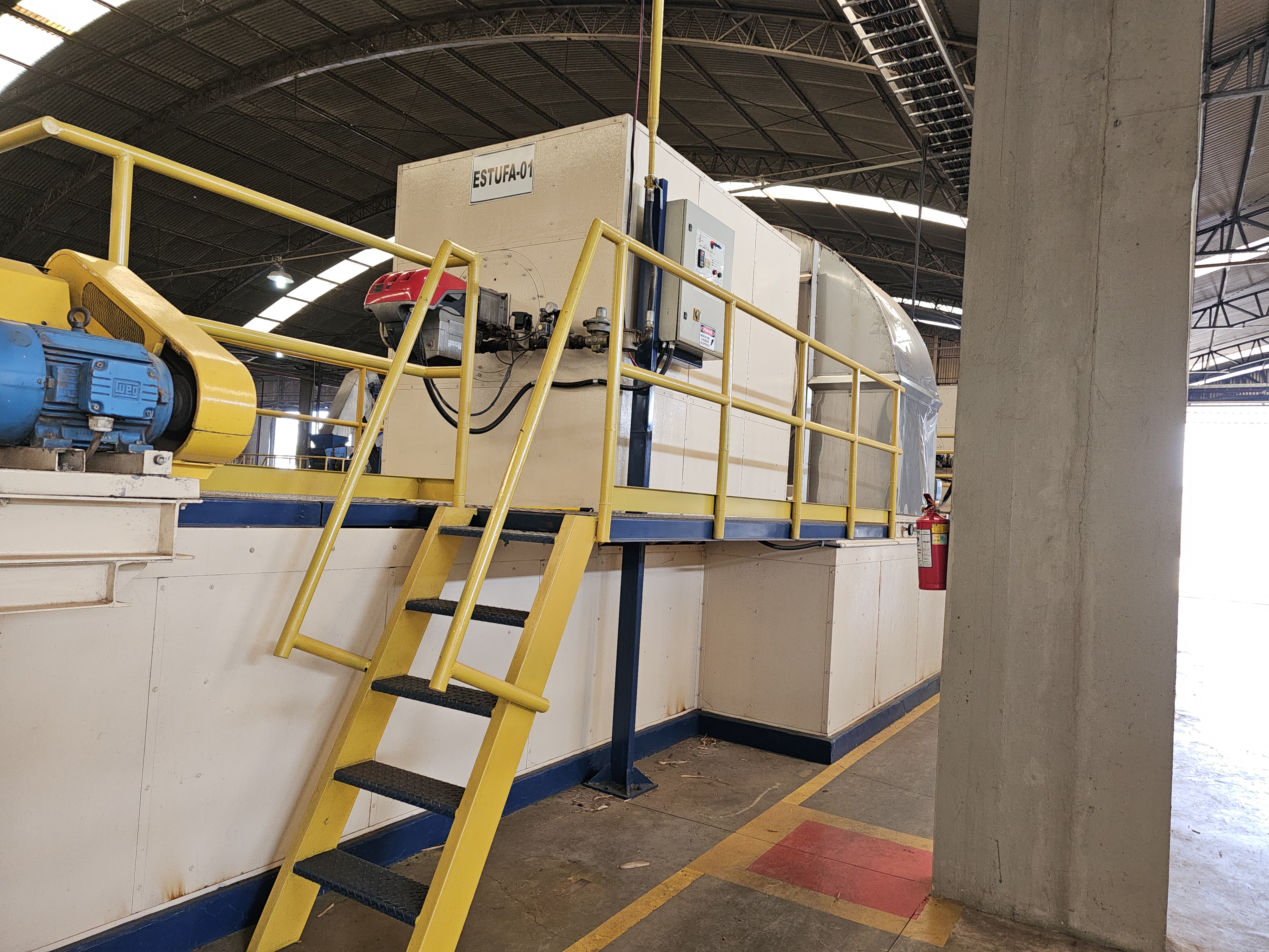 Forno para secagem da borracha nos carrinhos (Visão frontal).