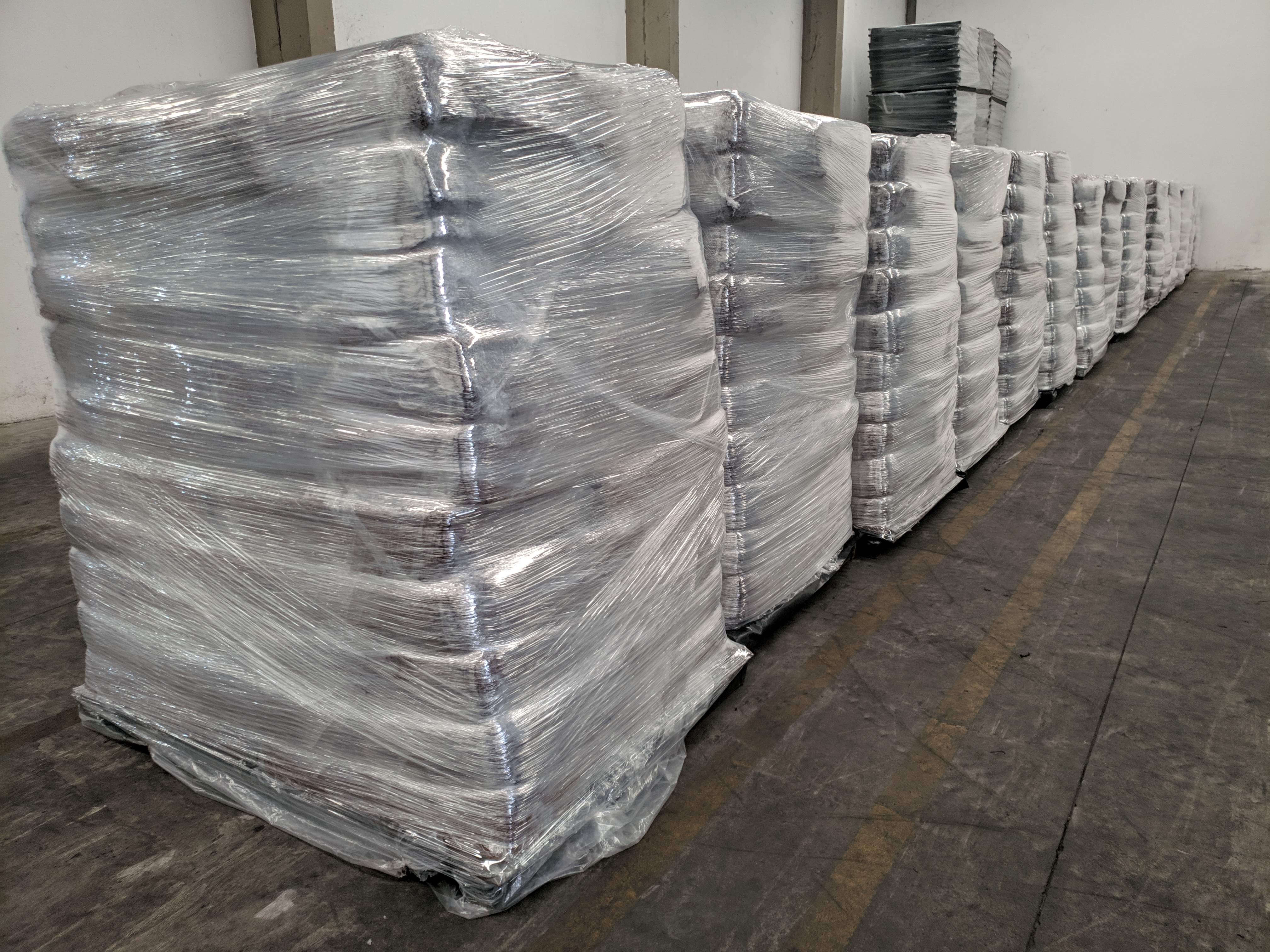 Fardos de GEB-10 embalados em pallet de madeira e prontos para transporte.